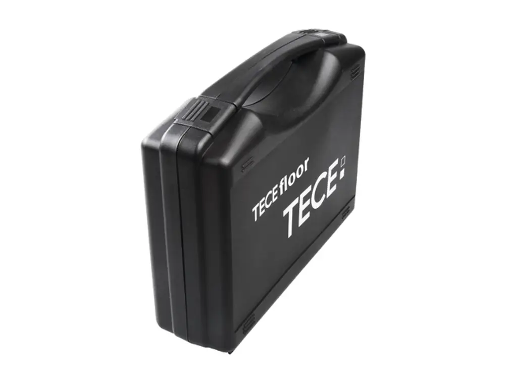 Schwarzer Werkzeugkoffer mit Griff, beschriftet mit "TECEfloor" und "TECE:". Der Koffer enthält ein komplettes Werkzeugset, das für verschiedene Anwendungen geeignet ist.